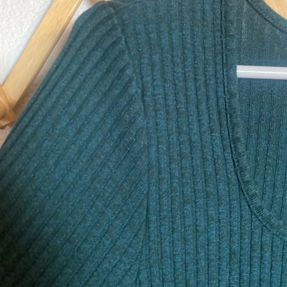L rib-knit sweater dress. Form fitting - Picture 4 of 4